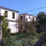 ...e accanto un�ex caserma delimitata dal filo spinato